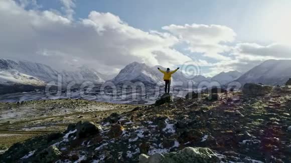 背包客走向岩石峰的边缘欣赏美丽的全景的剪影视频的预览图