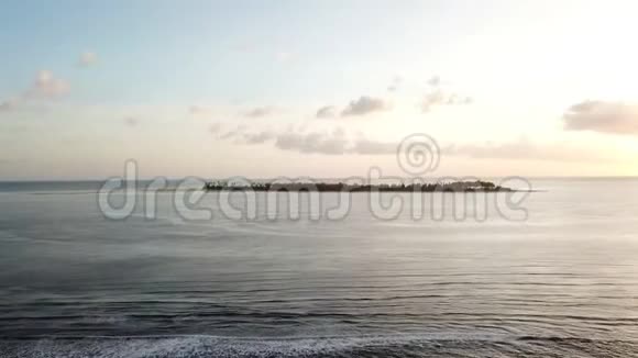 印度尼西亚美丽的热带岛屿和日落视频的预览图