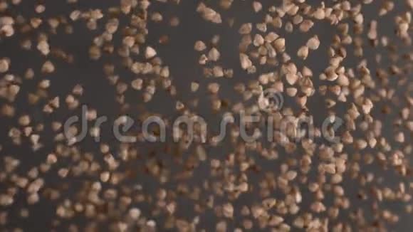 马科拍荞麦正在缓慢运动下降慢运动食物拍摄1080h240fps超慢运动食物视频的预览图