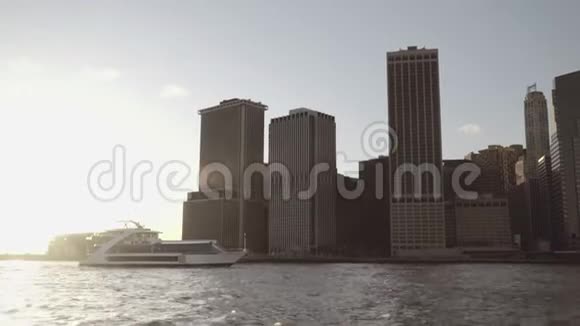 在曼哈顿下城的纽约市中心一艘接近金融摩天大楼的船只在晚些时候从东河拍摄视频的预览图