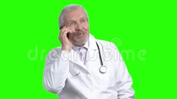 有代表性的老医生打电话来视频的预览图