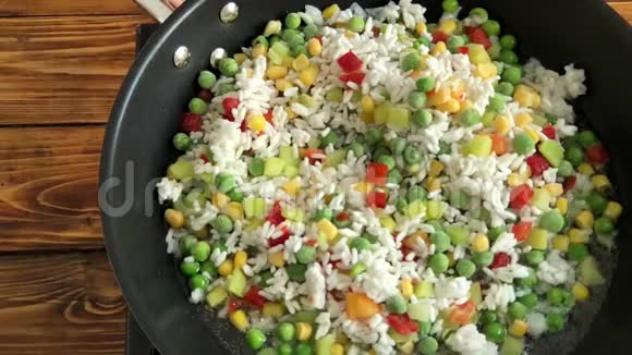 带蔬菜和米饭的煎锅顶部观看慢动作视频视频的预览图