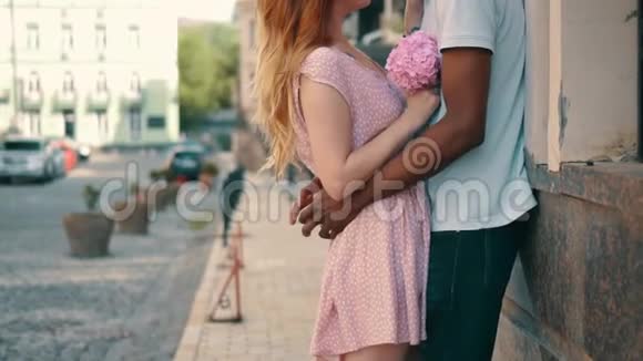 年轻的情侣站在欧洲城市的街道上温柔地拥抱着视频的预览图