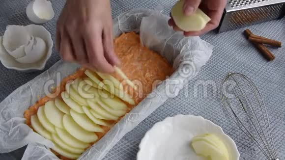 女性手准备自制苹果胡萝卜蛋糕与米粉健康无麸质和乳制品免费派的顶部视图视频的预览图