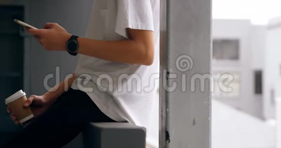 男子使用手机坐在走廊4k视频的预览图