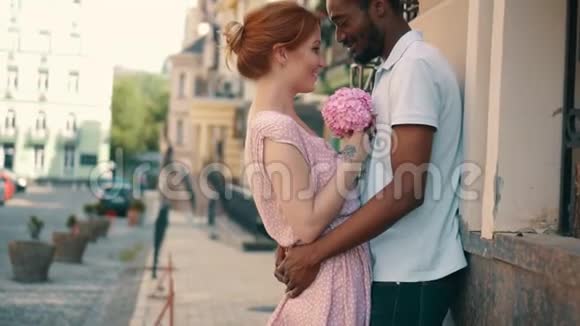 年轻的情侣站在欧洲城市的街道上温柔地拥抱着视频的预览图
