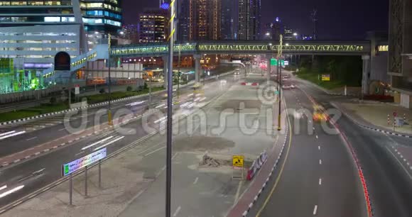 晚上迪拜街头交通繁忙视频的预览图