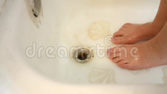 当女人洗完澡的时候水就会流下来视频的预览图