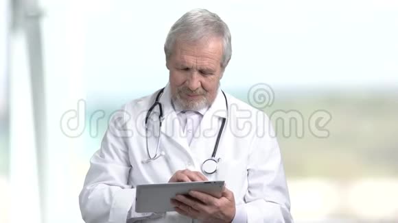 老年医生在pc片上打字视频的预览图
