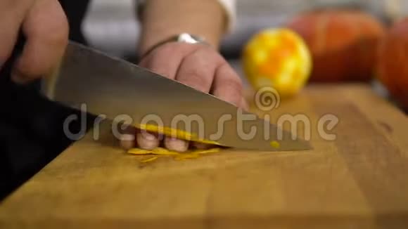 厨师把橘皮切成小块特写视频的预览图