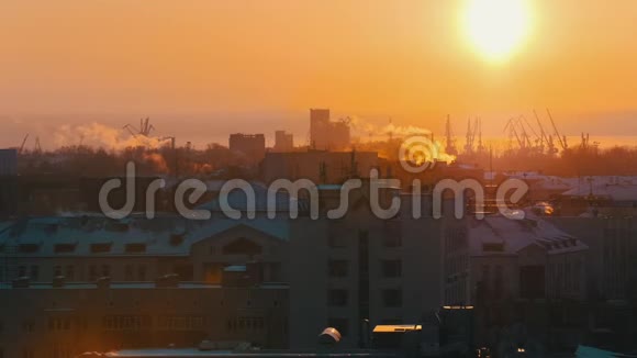 工业日落时从高处俯瞰市中心大雪视频的预览图