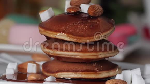 美味可口的煎饼健康早餐糖浆倒在煎饼上加糖浆的煎饼甜点明亮明亮视频的预览图
