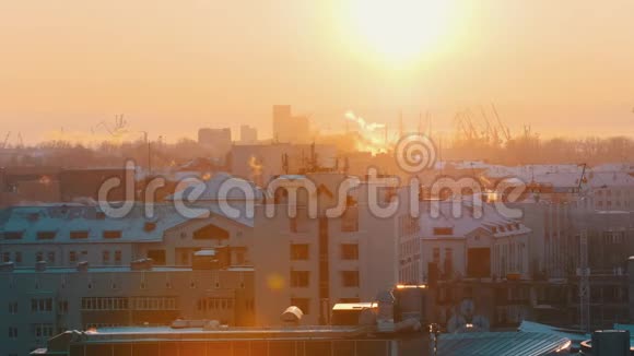 工业从高处俯瞰市中心大雪视频的预览图