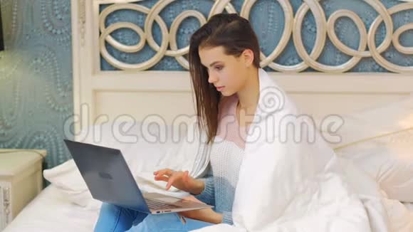 互联网通讯笔记本电脑女孩青少年的生活方式视频的预览图