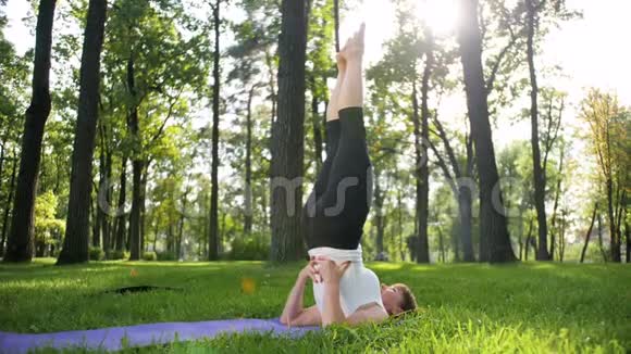 公园草地瑜伽和健身的4K慢动作视频中年微笑妇女练习和练习视频的预览图