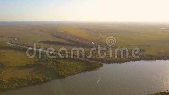 日落时多瑙河三角洲湿地视频的预览图