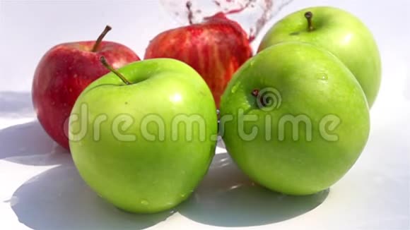在绿苹果和红苹果上浇上淡水视频的预览图