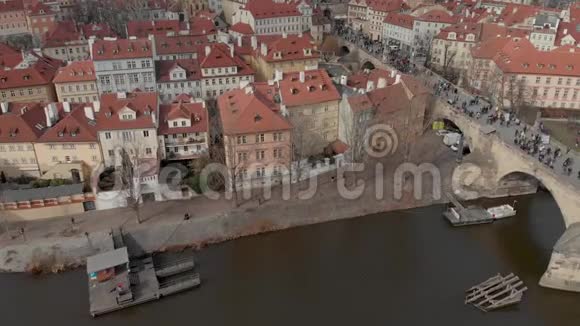 布拉格天际线上市中心建筑和屋顶的空中无人机镜头捷克共和国视频的预览图