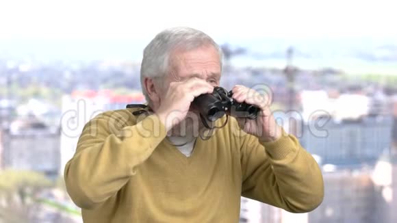 带双望远镜的老人视频的预览图