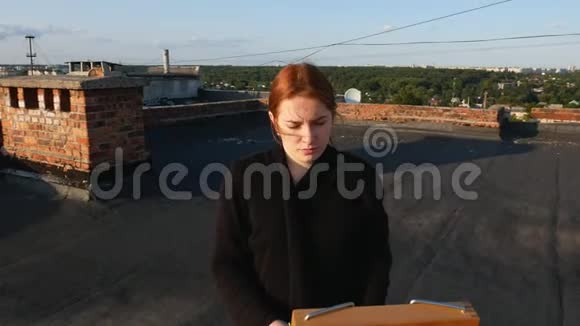 红发女孩画了一幅画在屋顶上视频的预览图