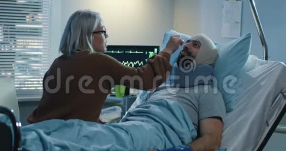 女朋友在医院喂男朋友视频的预览图