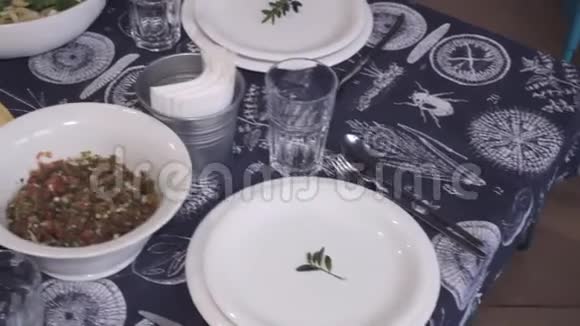 提供餐具餐具慢速滑块镜头的桌子视频的预览图