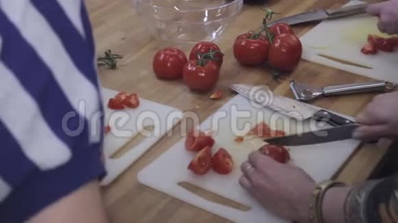 烹饪工作女性手切番茄滑球视频的预览图