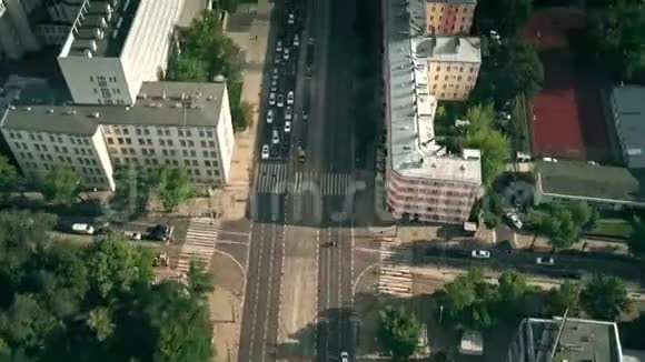 高峰时段繁忙的城市街道的空中俯视视频的预览图