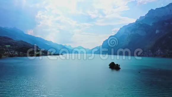 飞越瑞士的瓦伦塞湖视频的预览图
