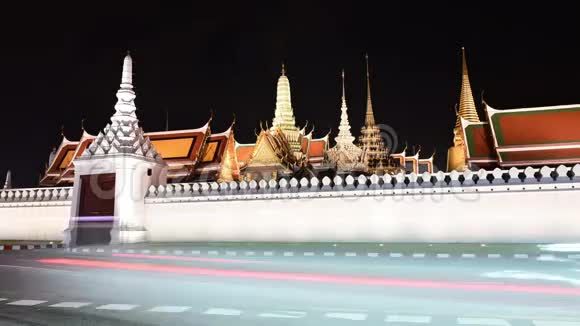 4K大皇宫或曼谷夜景中的WatPhraKeaw时光流逝景视频的预览图