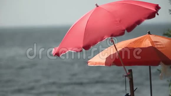 雨伞和摩托艇视频的预览图