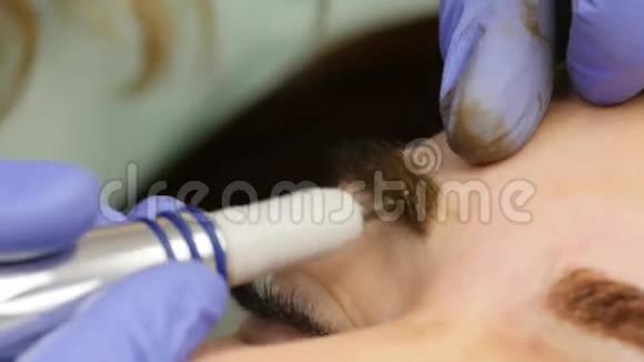 大师的特写双手做眉毛纹身永久的眉毛化妆4K视频的预览图