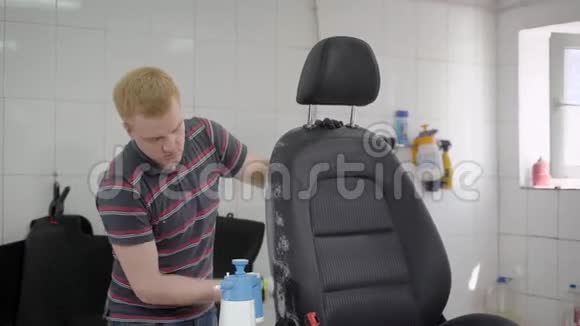 男人用刷子洗汽车座椅视频的预览图