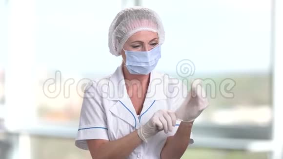 成熟的女医生戴上手套视频的预览图