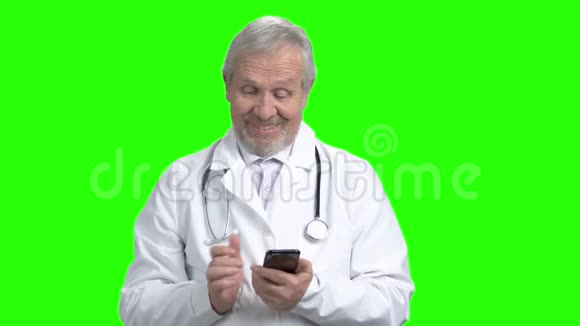 老笑医生在智能手机上聊天视频的预览图