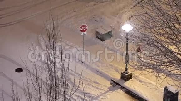 四路交通路口积雪的鸟瞰图视频的预览图