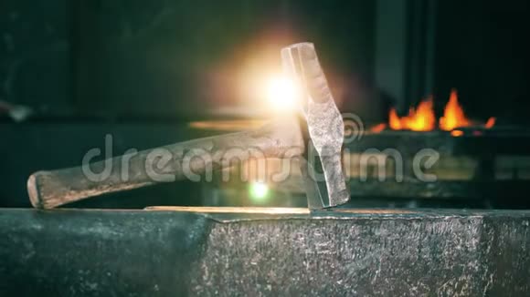 一个金属锤在铁砧上的锻造视频的预览图