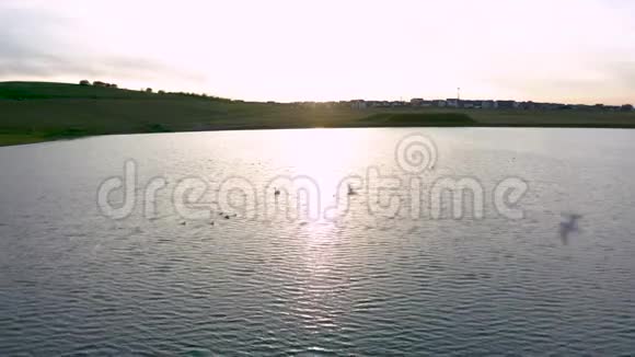 南约克郡罗瑟姆谢菲尔德韦弗利湖的春日日落无人影视频的预览图