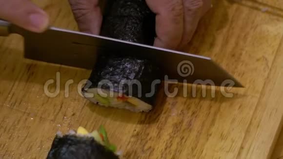 男子厨师用刀割手的慢动作日本Makizushi食品视频的预览图
