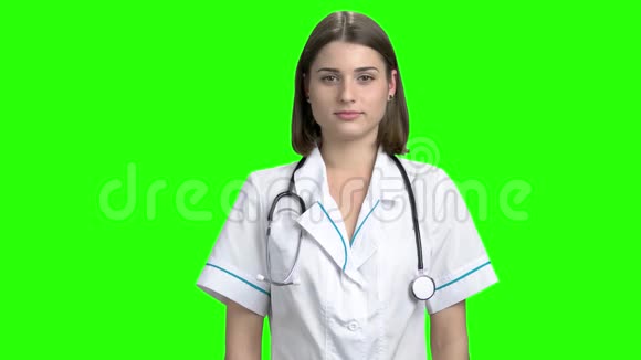 少女微笑医生的肖像视频的预览图