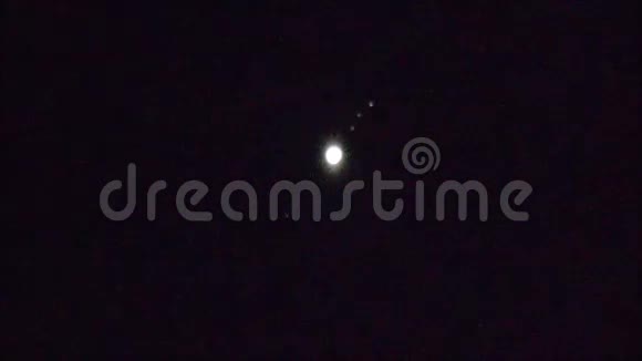 木星有4个卫星上升在黑暗中视频的预览图