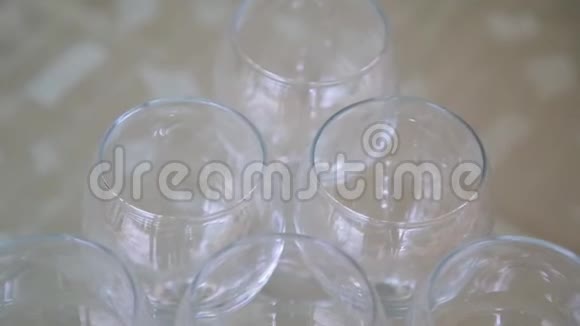 玻璃器皿宏观关闭准备在喜庆的夜晚斟满空杯视频的预览图