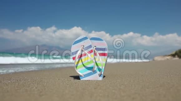 沙滩上明亮的拖鞋视频的预览图