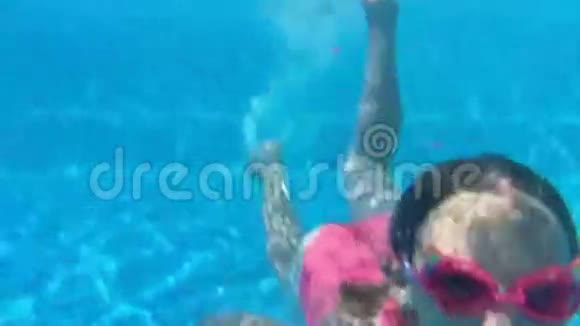 小女孩在游泳池里潜水视频的预览图