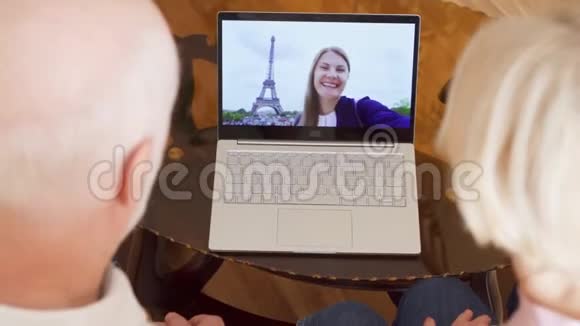 高中夫妇在家与来自巴黎的学生女儿视频聊天背景是埃菲尔铁塔视频的预览图