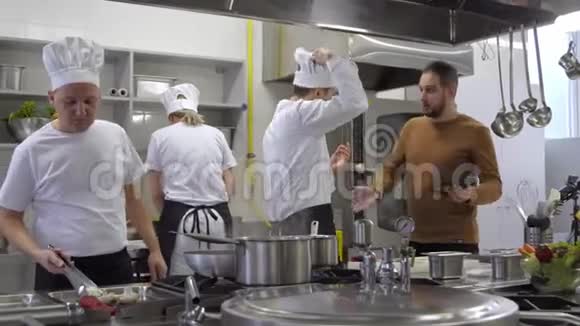 愤怒的经理对厨房厨师大喊大叫他辞职了视频的预览图
