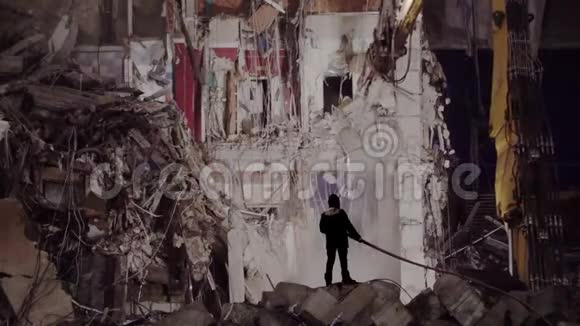 用液压剪刀将电影院大楼摧毁在钢架上视频的预览图