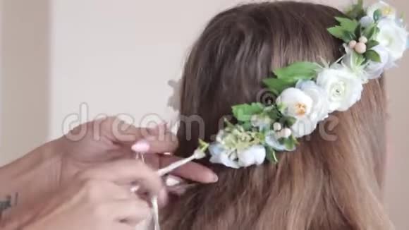婚礼当天女孩的头上戴着花环视频的预览图