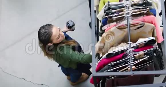 女人探索收集衣服视频的预览图