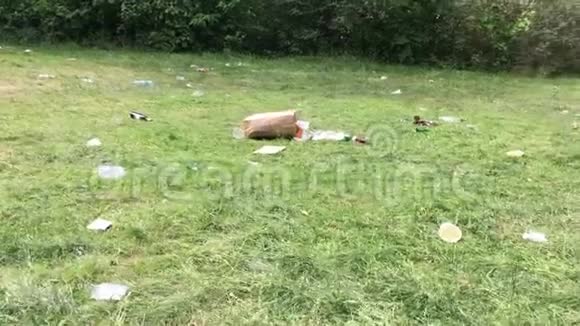 柏林节后垃圾散落在公共公园视频的预览图